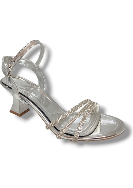 284-25 Parlak Deri 3 Bant Taşlı Kısa Kare Topuk Kadın Sandalet