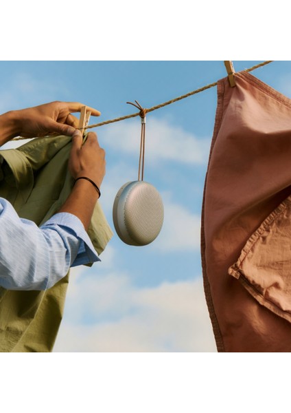 Beosound A1 3. Nesil Geniş Açılı Ses, Yüksek Bas, IP67 Su Geçirmez, 24 Saat Pil Ömrü, Dahili Mikrofonlu Taşınabilir Bluetooth Hoparlör – Naturel Alüminyum indirimleri