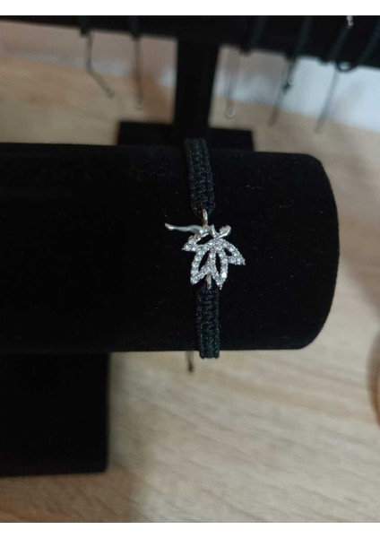 Siyah Makrome Bileklik, Şık ve Doğal Tasarım, El Yapımı Aksesuar.