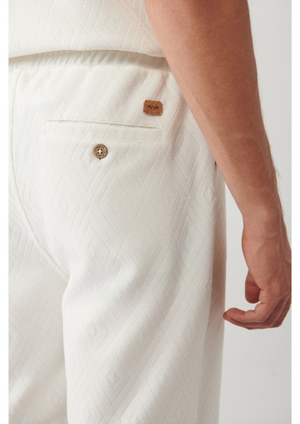 Erkek Beyaz Yandan Cepli Baklava Motifli Jakarlı Regular Fit Şort A41Y3640