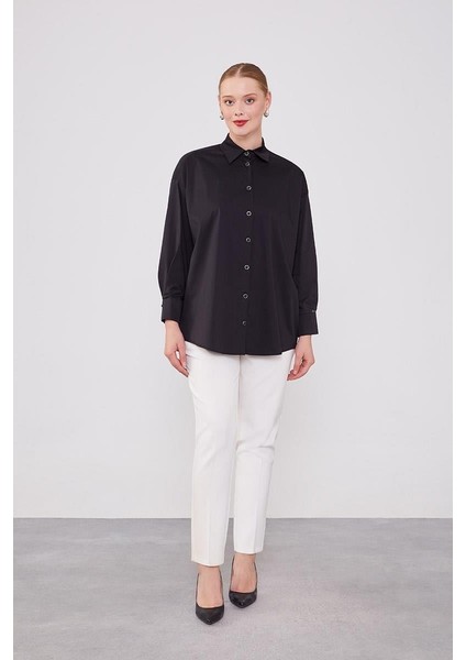 Siyah Düğme Detaylı Gömlek