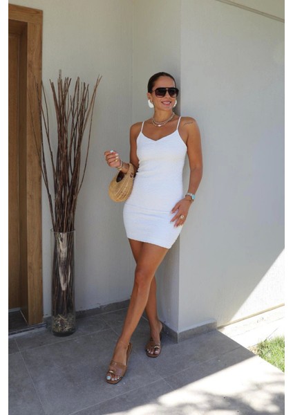 Beyaz Kendinden Desenli Askılı Mini Elbise