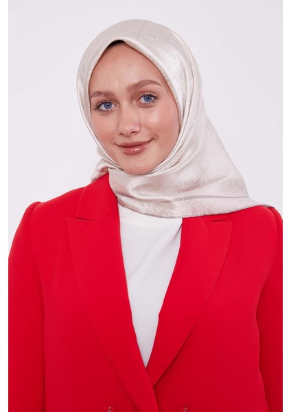 Ekru Baklava Desen Monogram Ipek Eşarp modelleri