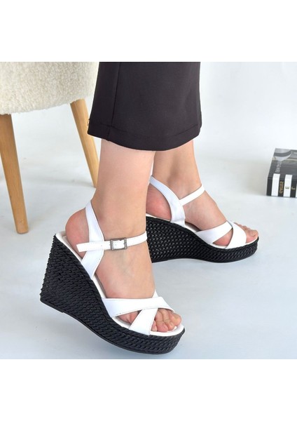 Bernishoes Minna Beyaz Cilt Dolgu Topuk Sandalet fırsatları