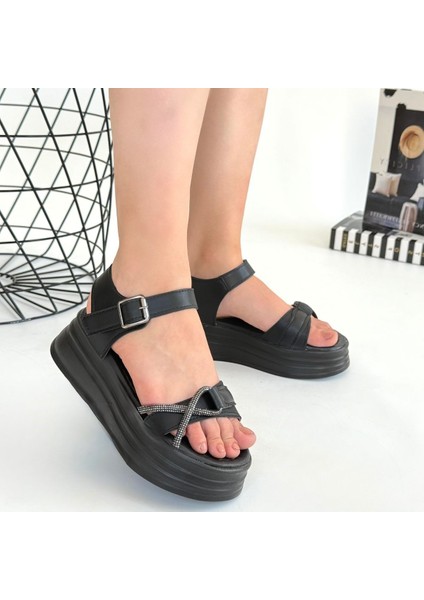 Bernishoes Luno Siyah Cilt Kemerli Sandalet fırsatları