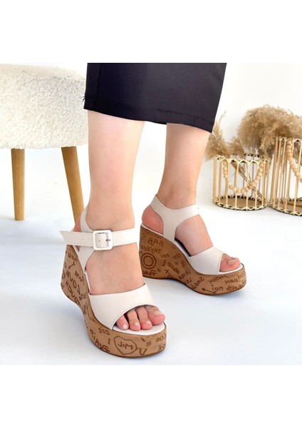 Bernishoes Riboy Bej Cilt Dolgu Topuk Sandalet fırsatları