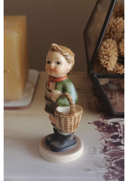 Nurantik Vintage Hummel Tarzı Sepetli Porselen Köylü Çocuk Biblosu 9 cm