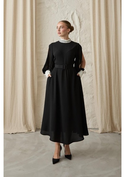 Siyah Yaka ve Kolları Taşlı Elbise