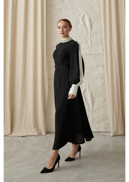 Siyah Yaka ve Kolları Taşlı Elbise fiyatları