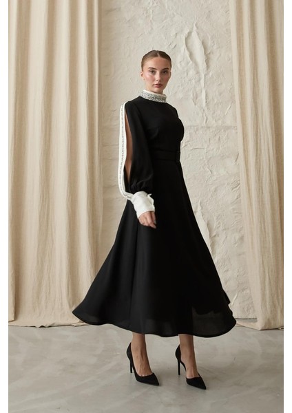 Siyah Yaka ve Kolları Taşlı Elbise modelleri