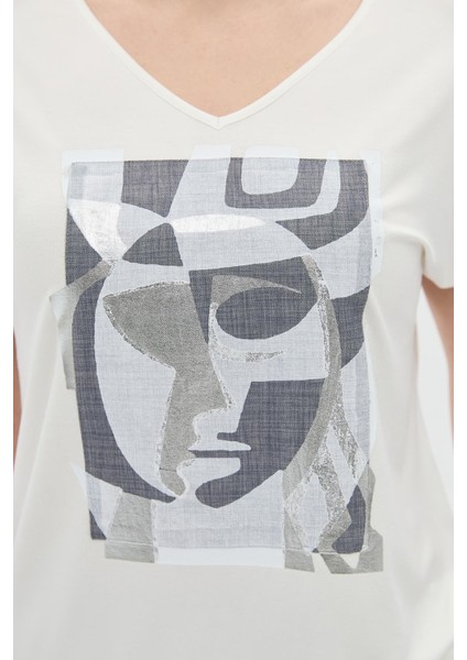 V Yaka Kare Peçli Varaklı Sırt Detaylı T-Shirt fırsatları