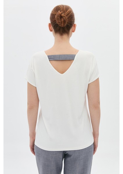 V Yaka Kare Peçli Varaklı Sırt Detaylı T-Shirt indirimleri