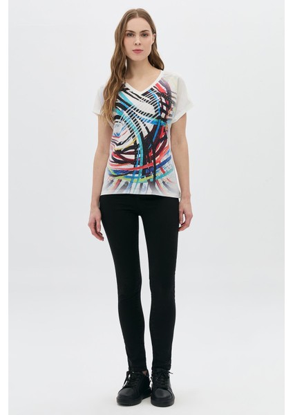 Dijital Baskılı Nakışlı V Yaka T-Shirt