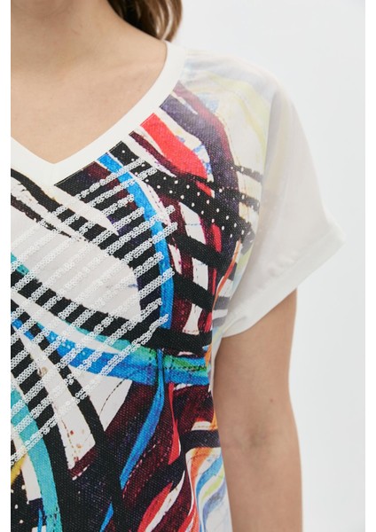 Dijital Baskılı Nakışlı V Yaka T-Shirt fırsatları