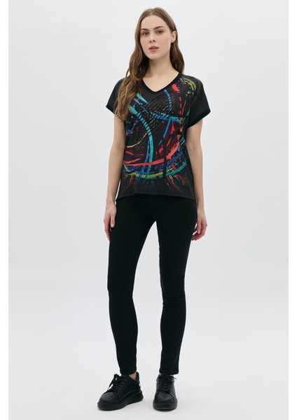 Dijital Baskılı Nakışlı V Yaka T-Shirt