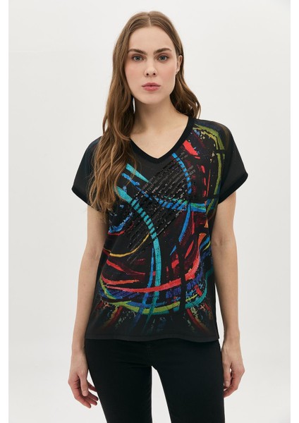 Dijital Baskılı Nakışlı V Yaka T-Shirt fiyatları