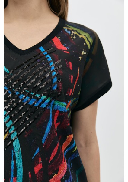 Dijital Baskılı Nakışlı V Yaka T-Shirt fırsatları