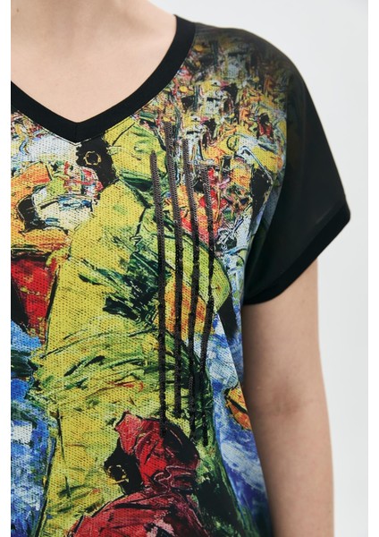 Dijital Baskılı V Yaka Dikey Nakışlı T-Shirt fırsatları