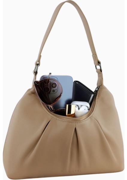 Bugattı Mila Kum Rengi Omuz Çantası Hafif, Şık ve Günlük Kullanıma Uygun Fonksiyonel Tasarım modelleri