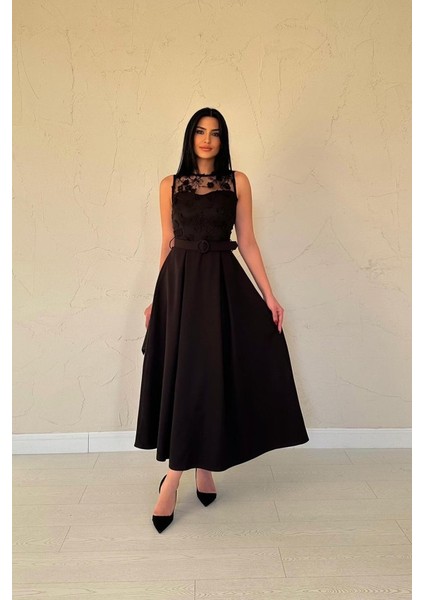 Siyah Önü Dantel Detaylı Kemerli Elbise