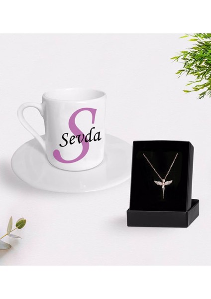 Kişiye Özel Pembe Baş Harf ve Isim Tasarımlı Kahve Fincanı ve Melek Kolye