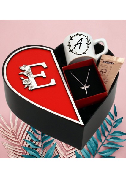 Kişiye Özel Baş Harf Tasarımlı Kalp Kutu Melek Kolye ve Baş Harf Tasarımlı Türk Kahvesi Fincanı