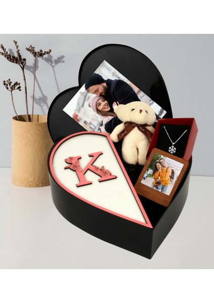 Anneler Gününe Özel Kalpli Kutu Baş Harf Tasarımlı Kalp Kutu ve Peluş Ayıcık Anahtarlık Çerceve ve Kartanesi Kolye (Beyaz-Pembe)