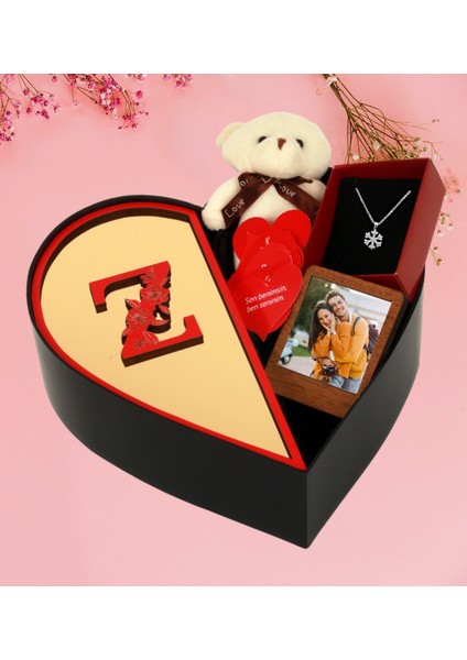 Kalpli Kutuda Kişiye Özel Pleksi Baş Harf Tasarımlı Kalp Kutu ve Peluş Ayıcık Anahtarlık Çerceve Kartanesi Kolye ve Aşk Sözleri