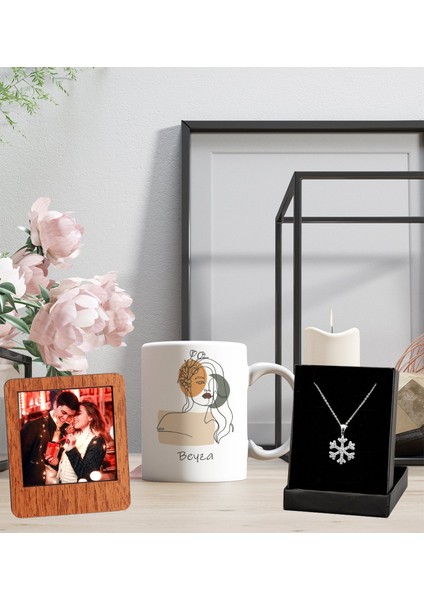 Kişiye Özel Isim Tasarımlı Kupa Bardak Resimli Ahşap Kahve Çerçeve ve Kartanesi Kolye Set.