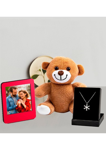 Kişiye Özel 25CM Peluş Ayıcık ve Fotoğraflı Kırmızı Çerçeve ve Kartanesi Kolye