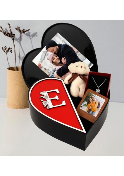 Anneler Gününe Özel Baş Harf Tasarımlı Kalp Kutu ve Peluş Ayıcık Anahtarlık Çerceve ve Kartanesi Kolye