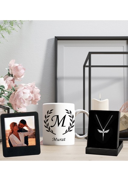 Kişiye Özel Harf ve Isim Tasarımlı Kupa Bardak ve Resimli Siyah Çerçeve Melek Figürlü Kolye