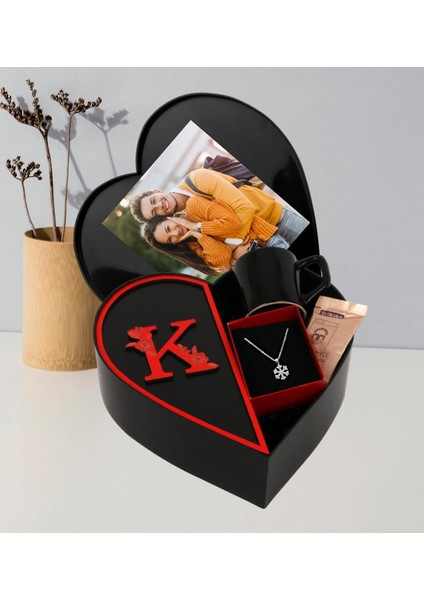 Kişiye Özel Kalpli Kutu Baş Harf Tasarımlı Kalp Kutu ve Kartanesi Kolye ve Siyah Türk Kahvesi Fincanı (Siyah-Kırmızı)