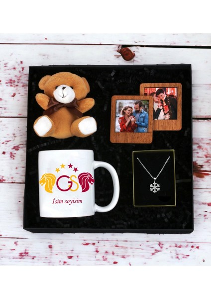 Kişiye Özel Sarı Kırmızı Taraftar Tasarım ve Isim Soyisim Tasarımlı Kupa Bardak Peluş Ayıcık Anahtarlı Ahşap Çerçeve ve Kartanesi Kolye Seti