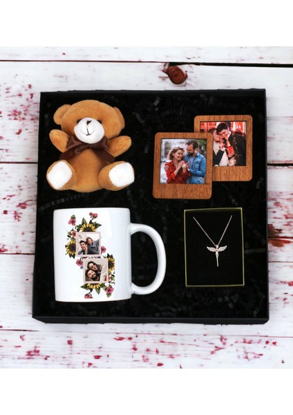 Kişiye Özel 2 Fotoğraflı Kolaj Fotoğraf Tasarımlı Beyaz Kupa Ayıcık Anahtarlı Ahşap Çerçeve ve Melek Kolye Seti