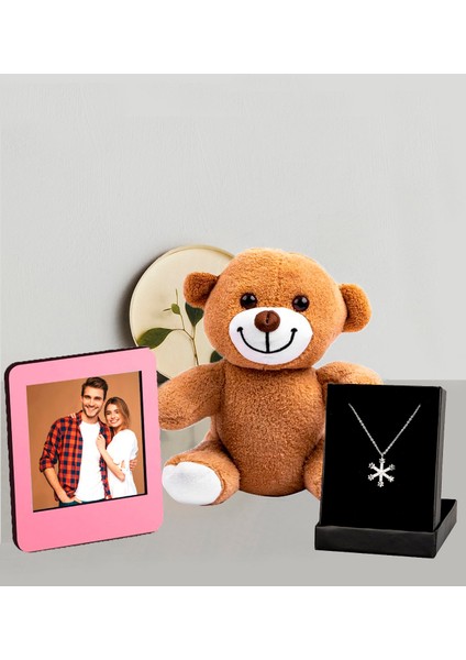 Kişiye Özel 25CM Peluş Ayıcık ve Fotoğraflı Pemhe Çerçeve ve Kartanesi Kolye