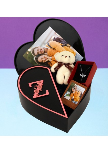 Kişiye Özel Kalpli Kutu Baş Harf Tasarımlı Kalp Kutu ve Peluş Ayıcık Anahtarlık Çerceve ve Melek Kolye (Pembe-Sıyah)