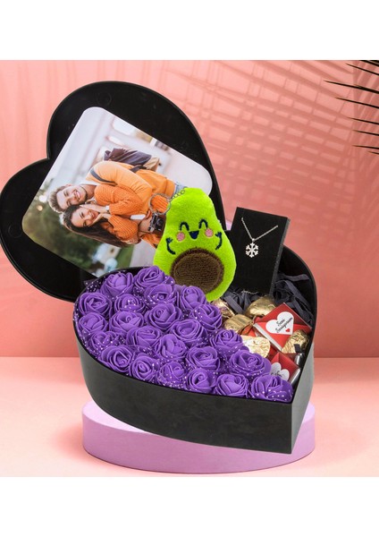 Kalp Kutu Tasarımlı Kişiye Özel Fotoğraflı New Kalpli Kutu Çiçek Çikolata Buketi Avokado Anahtarlık ve Kolye (Mor)
