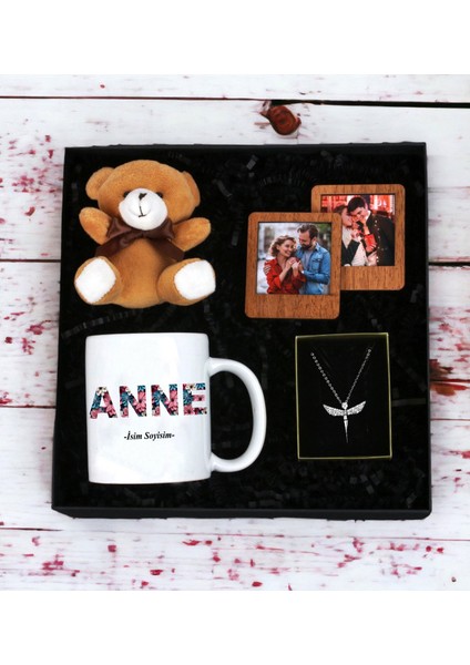 Anneler Gününe Özel Anne Tasarımlı Beyaz Kupa Ayıcık Anahtarlı Ahşap Çerçeve ve Melek Kolye Seti