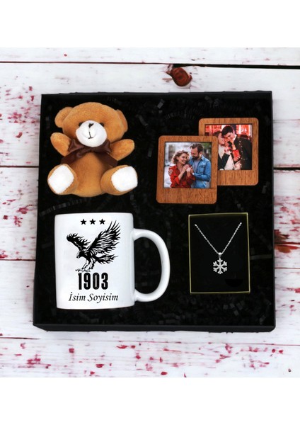 Kişiye Özel Siyah Beyaz Taraftar Tasarım ve Isim Soyisim Tasarımlı Kupa Bardak Peluş Ayıcık Anahtarlı Ahşap Çerçeve ve Kartanesi Kolye Seti