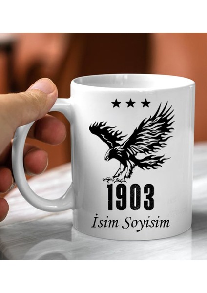 Kişiye Özel Siyah Beyaz Taraftar Tasarım ve Isim Soyisim Tasarımlı Kupa Bardak Peluş Ayıcık Anahtarlı Ahşap Çerçeve ve Kartanesi Kolye Seti fiyatları