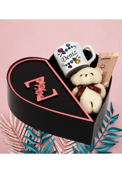 Kişiye Özel Baş Harf Tasarımlı Kalp Kutu ve Peluş Ayıcık Anahtarlık ve Isim Tasarımlı Türk Kahvesi Fincan