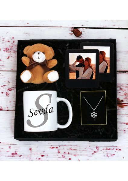 Kişiye Özel Baş Harf ve Isim Tasarımlı Kupa Bardak Peluş Ayıcık Anahtarlı Ahşap Siyah Çerçeve ve Kartanesi Kolye Seti (Gri)