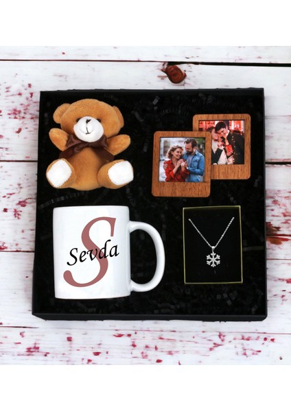 Kişiye Özel Baş Harf ve Isim Tasarımlı Beyaz Kupa Ayıcık Anahtarlı Ahşap Çerçeve ve Kartanesi Kolye Seti (Kahverengi)