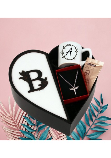 Kişiye Özel Baş Harf Tasarımlı Kalp Kutu Melek Kolye ve Baş Harf Tasarımlı Türk Kahvesi Fincanı