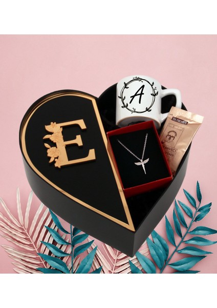 Kişiye Özel Baş Harf Tasarımlı Kalp Kutu Melek Kolye ve Baş Harf Tasarımlı Türk Kahvesi Fincanı