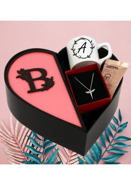 Kişiye Özel Baş Harf Tasarımlı Kalp Kutu Melek Kolye ve Baş Harf Tasarımlı Türk Kahvesi Fincanı