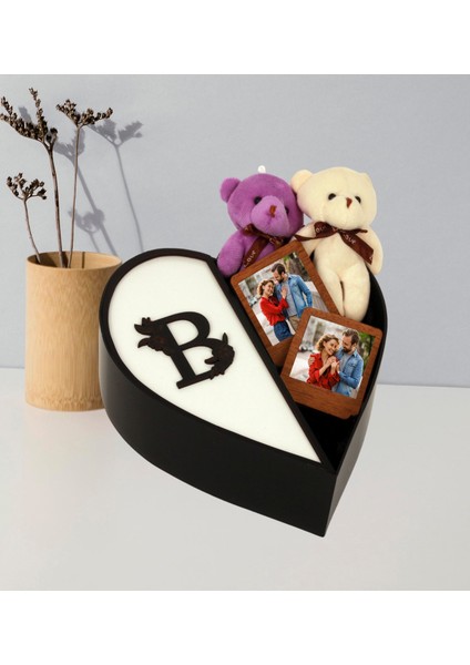 Kişiye Özel Kalpli Kutu Baş Harf Tasarımlı Kalp Kutu ve Çift Peluş Ayıcık Anahtarlık Çerçeve (Beyaz-Siyah)