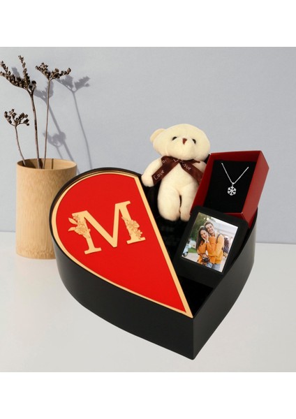 Kişiye Özel Kalpli Kutu Baş Harf Tasarımlı Kalp Kutu ve Peluş Ayıcık Anahtarlık Çerceve ve Kartanesi Kolye (Kırmızı-Altın)