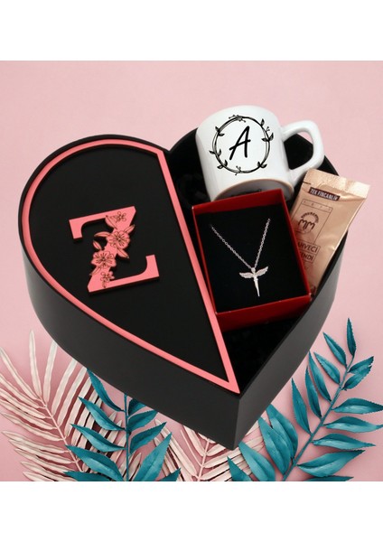 Kişiye Özel Baş Harf Tasarımlı Kalp Kutu ve Peluş Ayıcık Anahtarlık Melek Kolye ve Baş Harf Tasarımlı Türk Kahvesi Fincanı